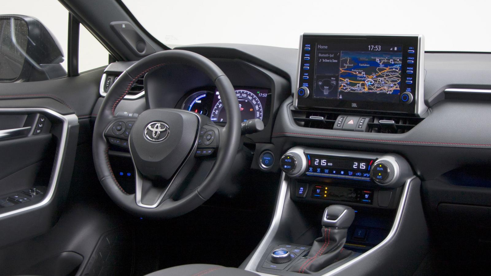 Toyota: Helheten ger ett billigare och lite mer åldrat intryck än i Kia och Seat men funktionerna är lättskötta och sikten snett framåt är den bästa i trion.