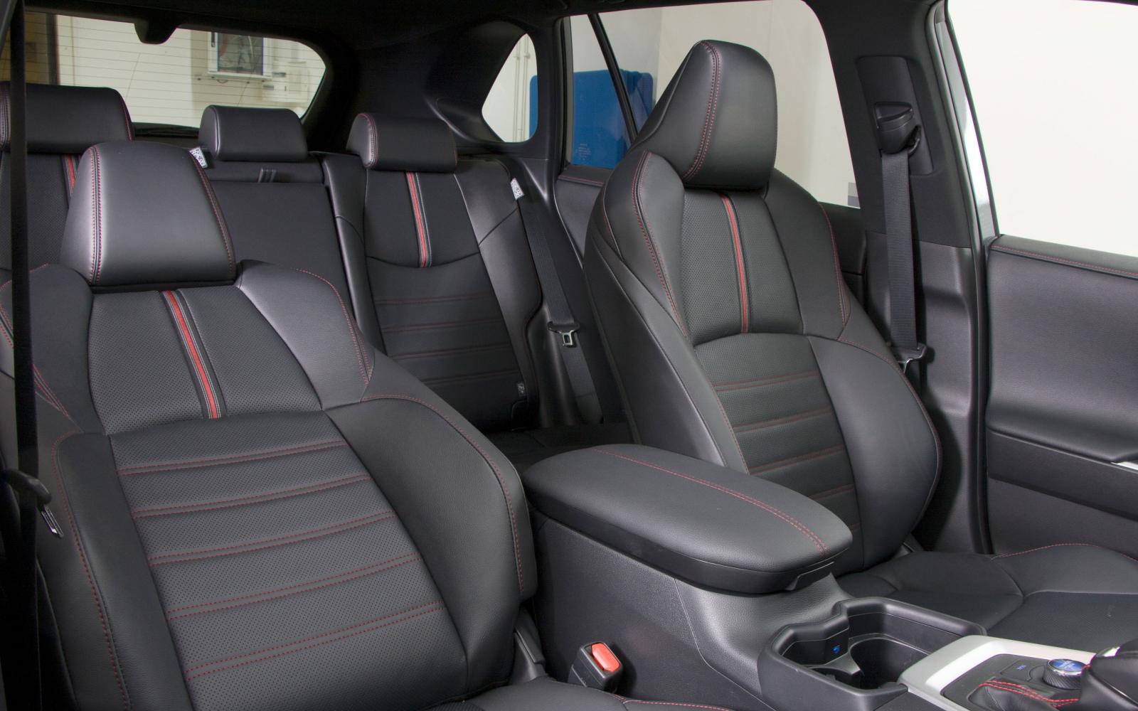 Även interiören i sin helhet känns enklare än i Kia och Seat och utrymmena är inte riktigt lika generösa, men fyra åker utmärkt. Baksätet är inte skjutbart i längsled. Både Kia och Toyota har stolar med fläktkylning i tre steg – behagligt sommartid.