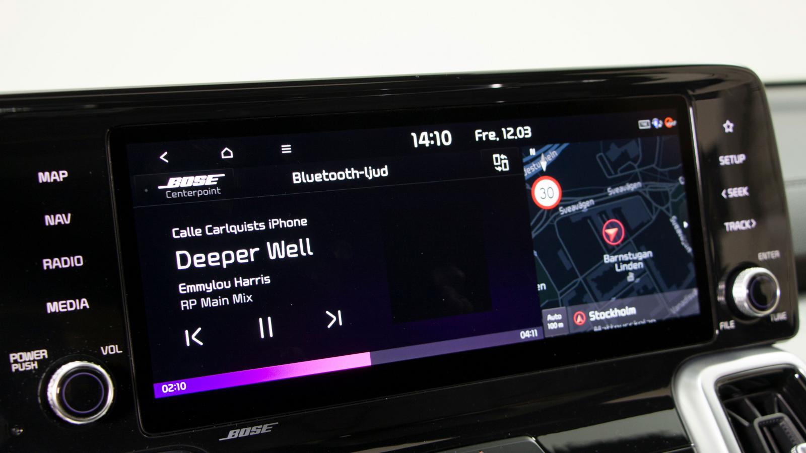 Kia: Samma system som i Kia Ceed. Stor pekskärm med menyval stående vid sidorna kompletteras av rattar för volym etc. Bra grafik.