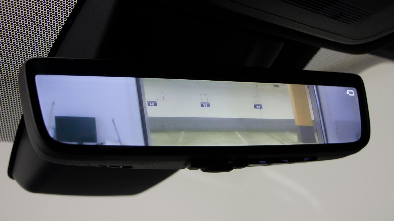 Toyota har elektronisk backspegel som "ser över" barn i baksätet.