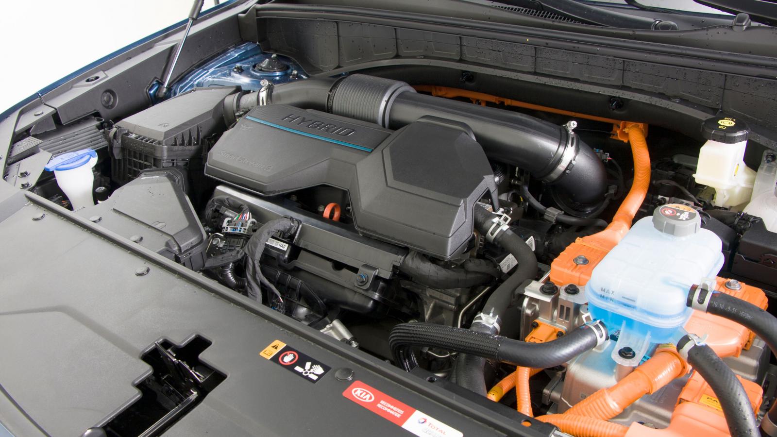 1,6-motor precis som i förra numrets Kia Ceed laddhybrid, men den här motorn är en helt annan konstruktion och ger 180 hk mot Ceeds 105. Systemeffekten är 265 hk mot Ceeds 141. Mjuk arbetskaraktär i motor och automatlåda men det finns 2,2 ton att släpa på.