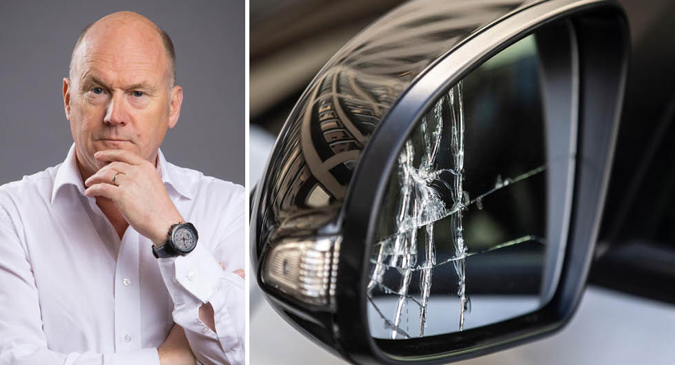 Hyundai tar 7 500 kronor i självrisk för en Kona. Ett trasigt spegelglas blir billigare att byta själv. ”Sverige är det enda landet i världen där du som bilägare inte ges möjlighet att välja försäkringsbolag när du köper en ny bil”, säger SFVF:s vd Bo Ericsson.