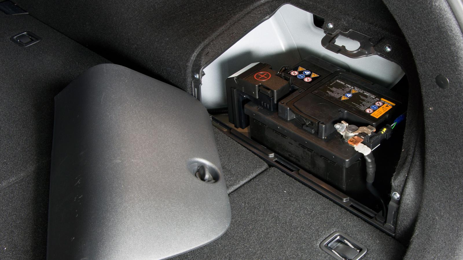 Det ordinarie batteriet är placerat vid bakre hjulhuset på höger sida och skyddas från lösa prylar av en hårdplastskiva.