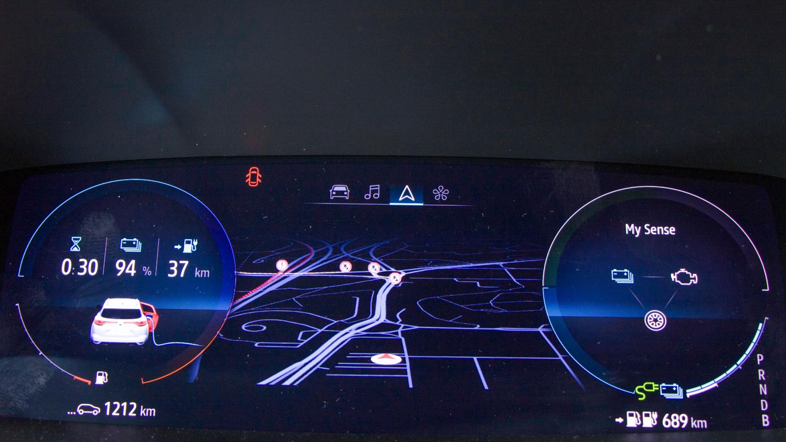 Megane har fått ny och tydlig instrumentvisning som dessutom (som här) kan ge navigationskarta mellan rundlarna.
