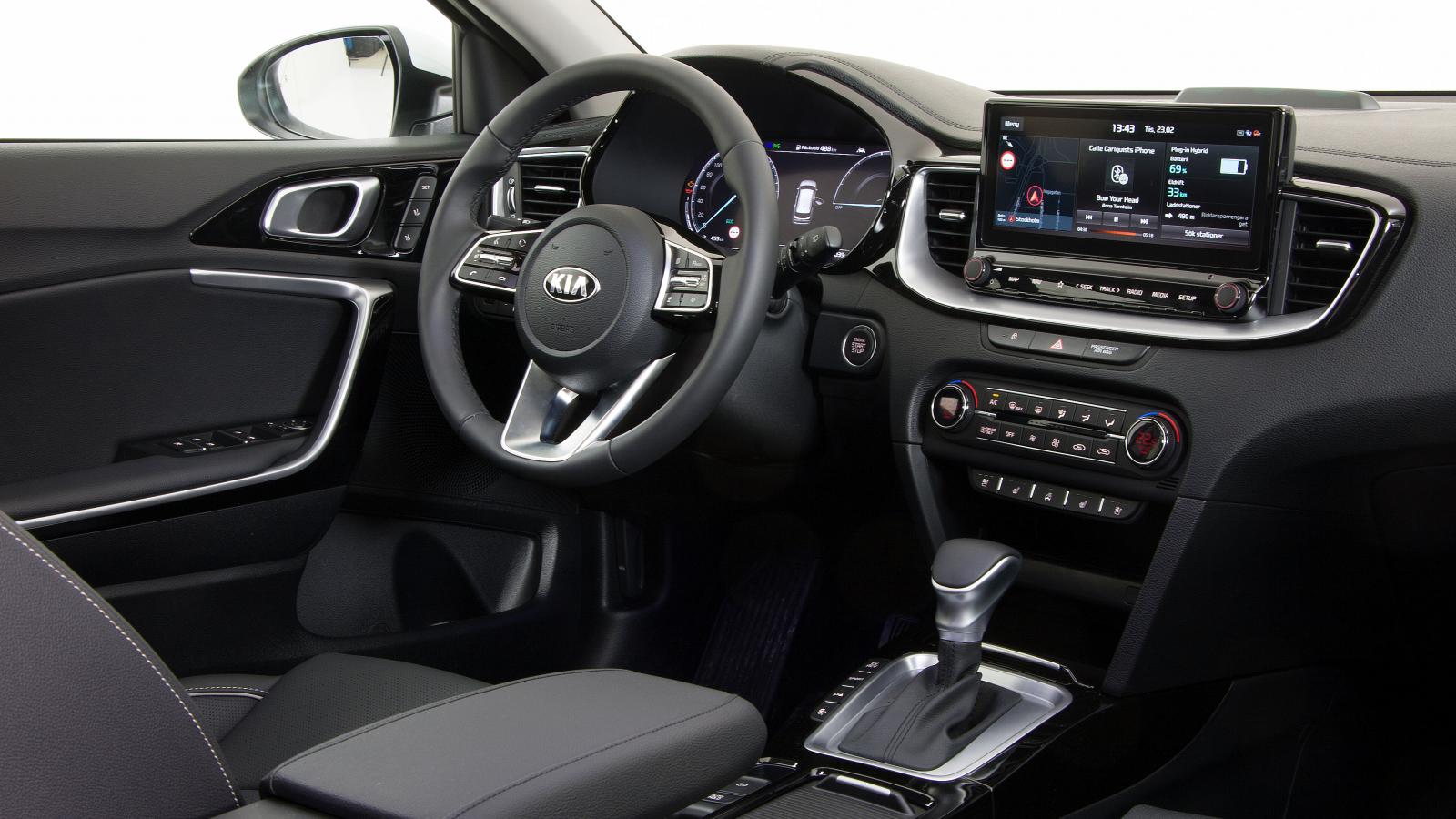 Kia: Svart och silver är temat i alla tre. Kias förarplats är helt logiskt disponerad och mycket enkel att använda även om man aldrig sett den förut.