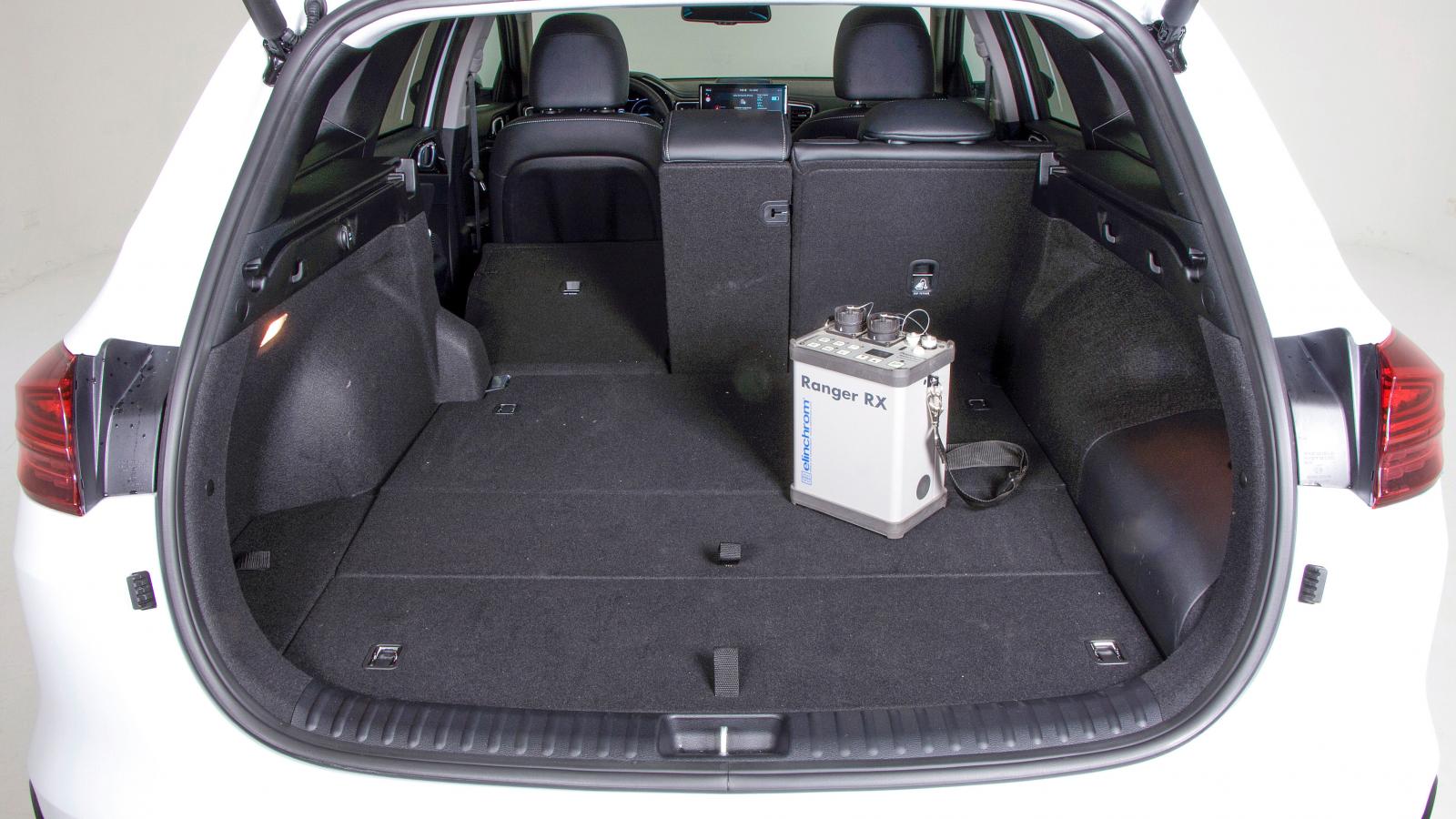 Kia har inte tappat alltför mycket i utrymme på grund av batteriet under golv/baksäte: 13/30 backar gick in, mot 14/35 i ickehybriden. Ryggstödsfällning 40/20/40. Elbaklucka är standard.