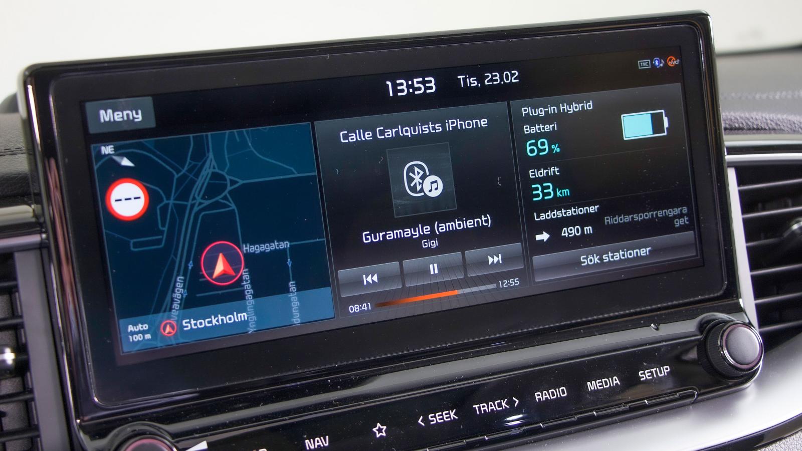 Kia: Systemet debuterade förra året och är genomgående mycket lättskött. Presentationen är snygg och skarp. Tyvärr har Kia flyttat in knappjusteringen av instrumentbelysningen hit så nu tar den längre tid än förr.
