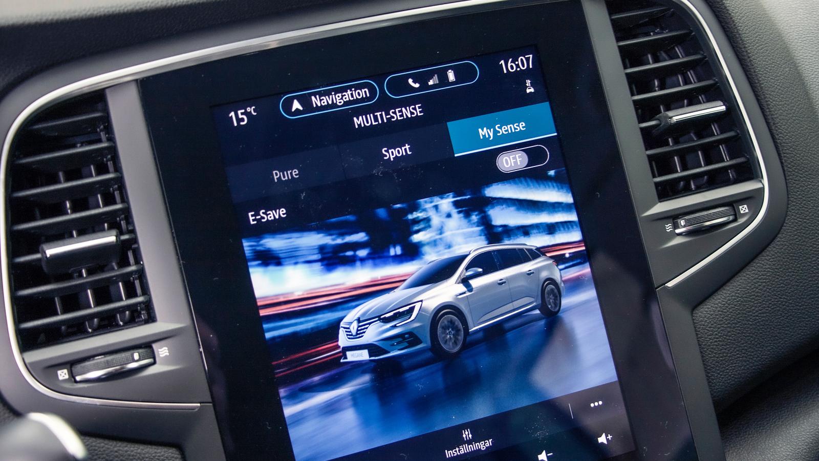 Renault: Skärm och funktioner är gemensamma med dem i andra Renaultmodeller. Helheten är bra om än en smula begränsad. En ”hederlig” knapprad under kompletterar.