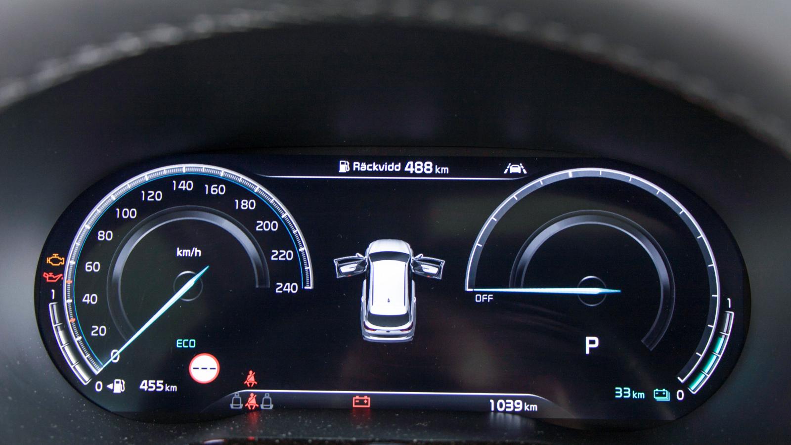 Alla tre har helt elektronisk visning i mätarhusen. Kias ger inte lika stora variationsmöjligheter i utseende som i Renault och Skoda. Utmärkt läsbarhet.