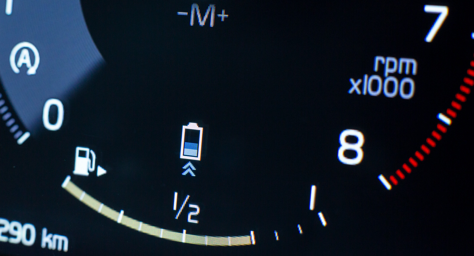 4. ”Jag är en hybrid!” Nej Volvo, ni lurar ingen med symbolen ”batteriet laddas” vid inbromsning. 48-voltsbatteriet rymmer cirka 400 wattimmar.