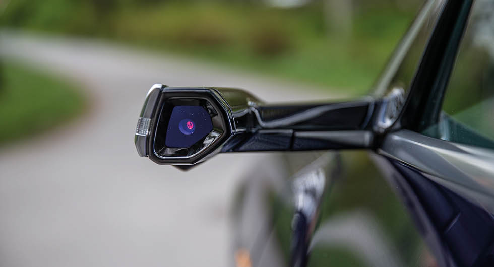 Den större modellen Audi e-tron har särskilda kamerabackspeglar som tillval som fått hård kritik i flera tester. I Q4 e-tron syns ingen skymt av kamerabackspeglarna.