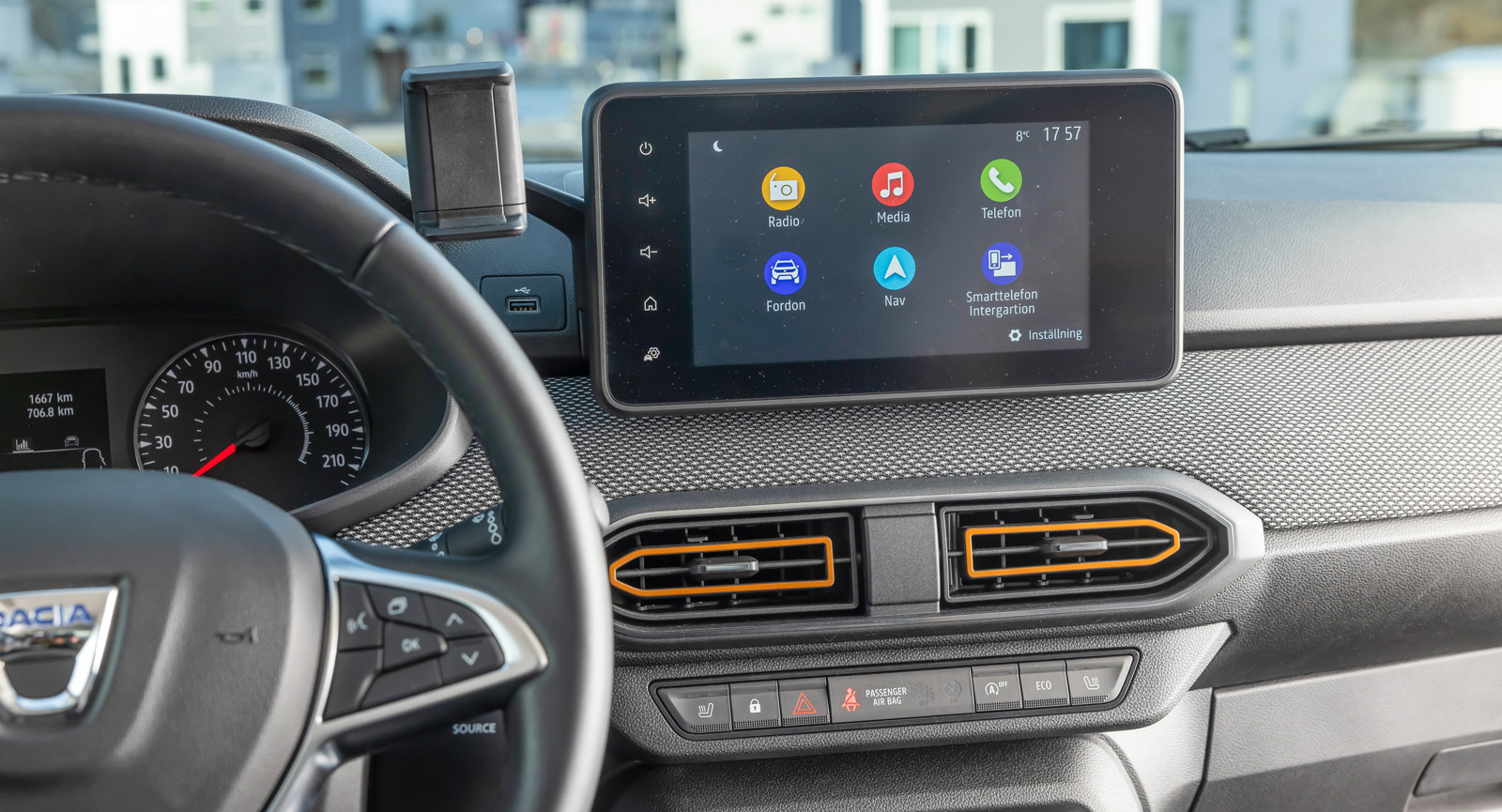 Dacia: De funktioner man kan kräva 2021 finns. Det ger tydligt handhavande trots felstavade menyalternativ. Touchreglage för volym uppskattas inte av alla. Fysiska knappar i ratten.