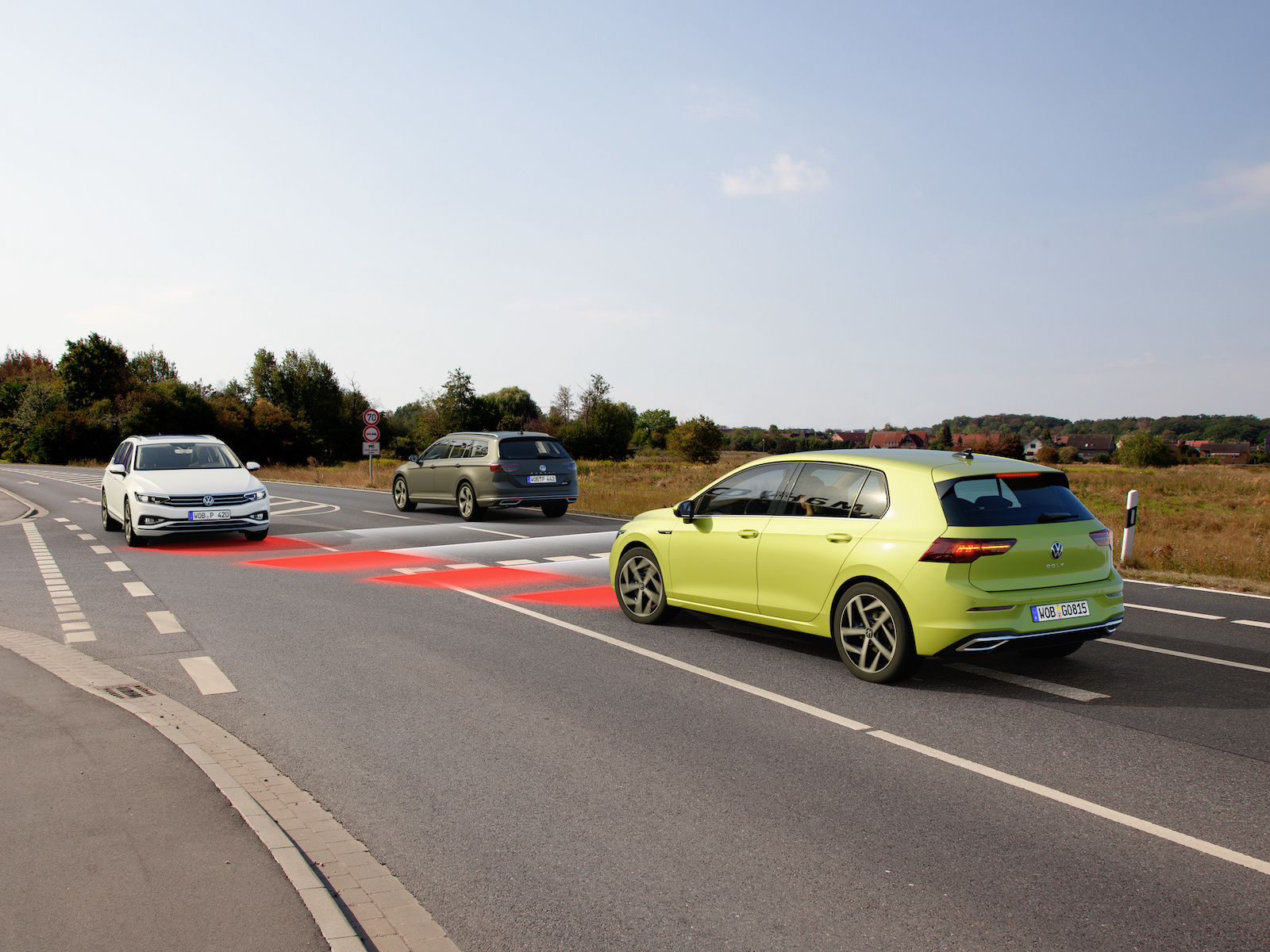 Moderna bilar blir allt mer datoriserade, vilket också driver upp efterfrågan på halvledare. Foto: Volkswagen