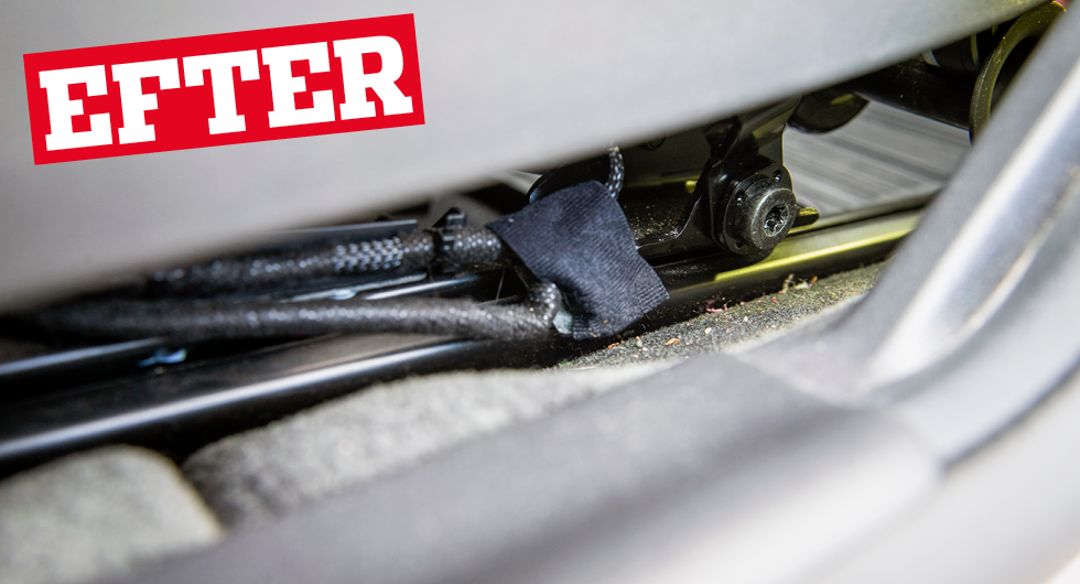 Efter åtgärd har bältessträckaren under stolen tagits bort. Bältet är i stället förankrat direkt i ett metallbeslag.