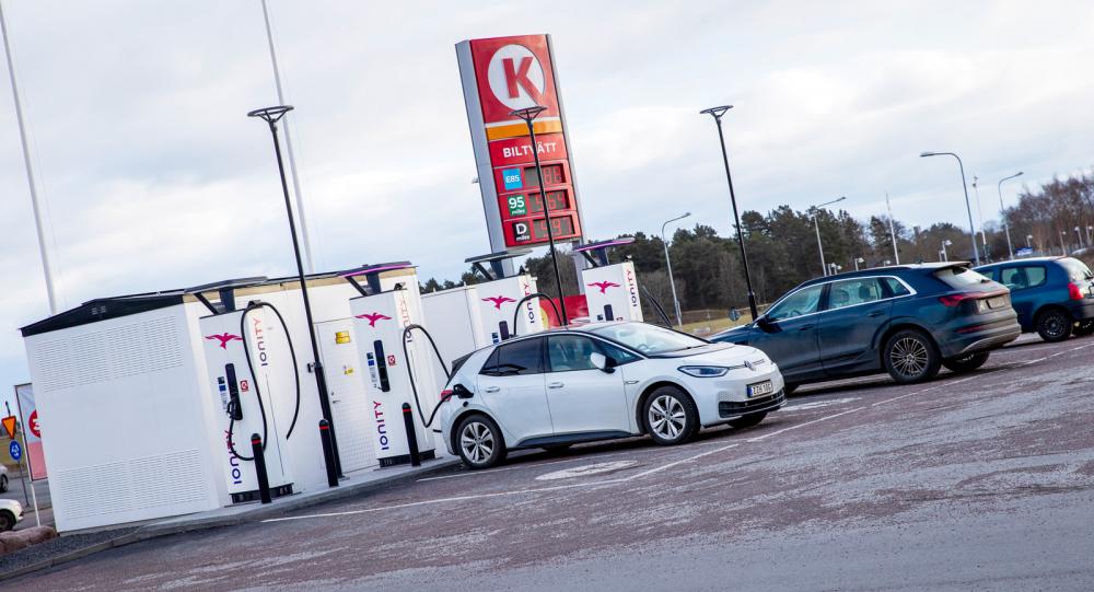 Volkswagen ID 3 beskrivs som snål men har för långsam laddning för att vinna jämförelsen.