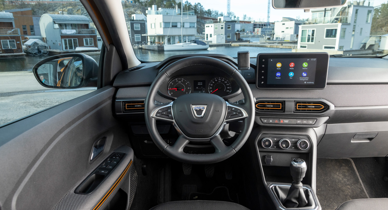 Dacia: Instrumentpanelen är delvis textilklädd, det känns påkostat. Orange accenter på dörrhandtag och friskluftsutblås särskiljer Stepway. Hal ratt.