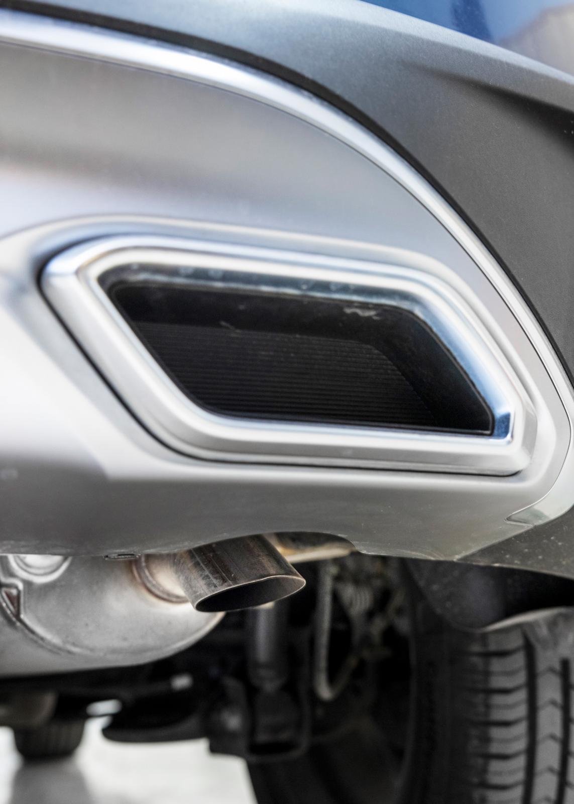 Stonics avgasromber är bara kulisser, det riktiga avgasröret gömmer sig under bilen. I Dacia slutar avgasröret i höjd med vänster bakdörr, udda.
