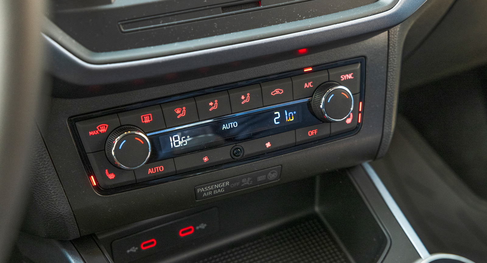 Klimatanläggning med tydliga knappar, dessutom separata temperaturzoner höger/vänster, bra Seat!