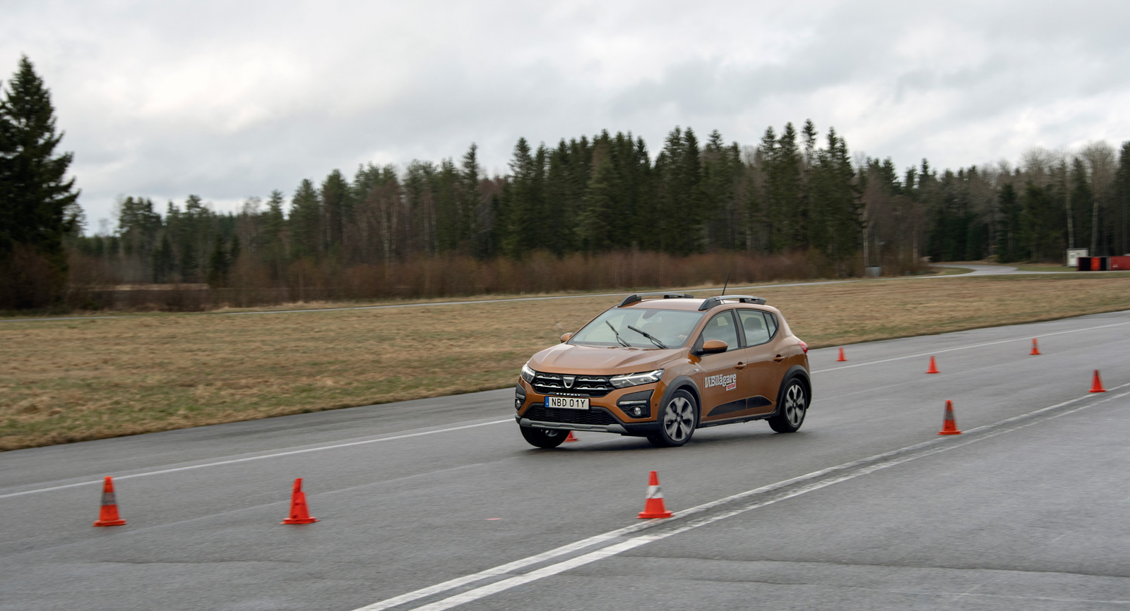 Sandero klarar undanmanövern i knappt 65 km/tim. Det är lägre än för genomsnittet i klassen. Konsekvent uppträdande dock.