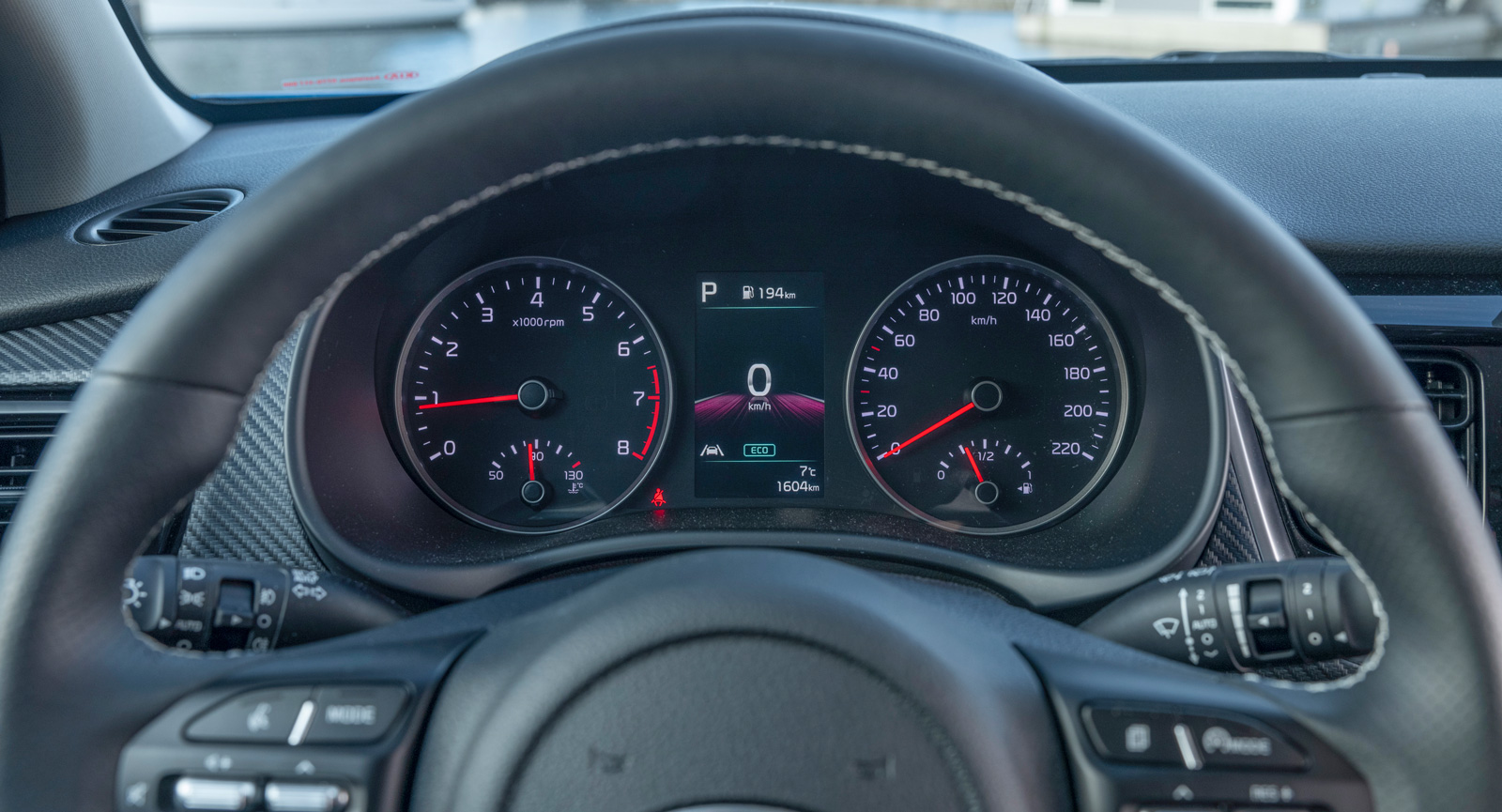 Analoga instrument med färddatordisplay i färg. Tydligt men varför envisas Kia med att temperaturmätaren på en varmkörd motor inte ska stå i lod?