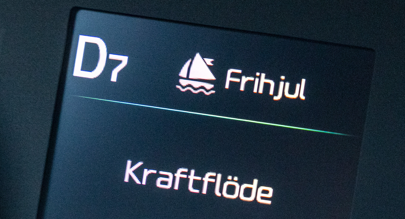Segelbåt indikerar aktiv frihjulsfunktion. Displayen kontrollerar många bilinställningar. Förkortningarna för funktionerna blir lätt obegripliga.