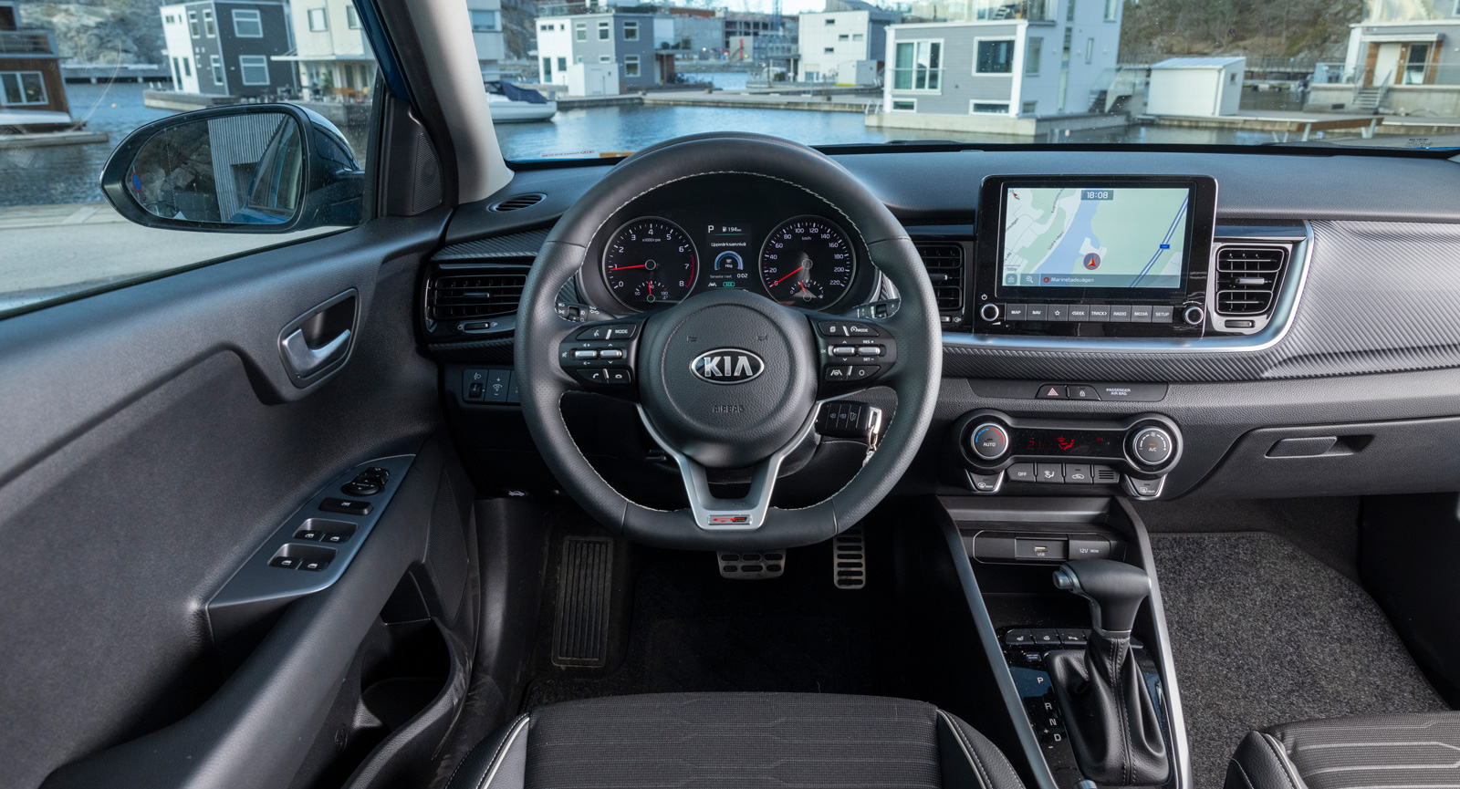 Kia: Rejäla knappar och reglage. Knapparna i ratten är många och i pillrigaste laget. ”Tillplattad” sportratt är en del av GT-Lineutrustningen.