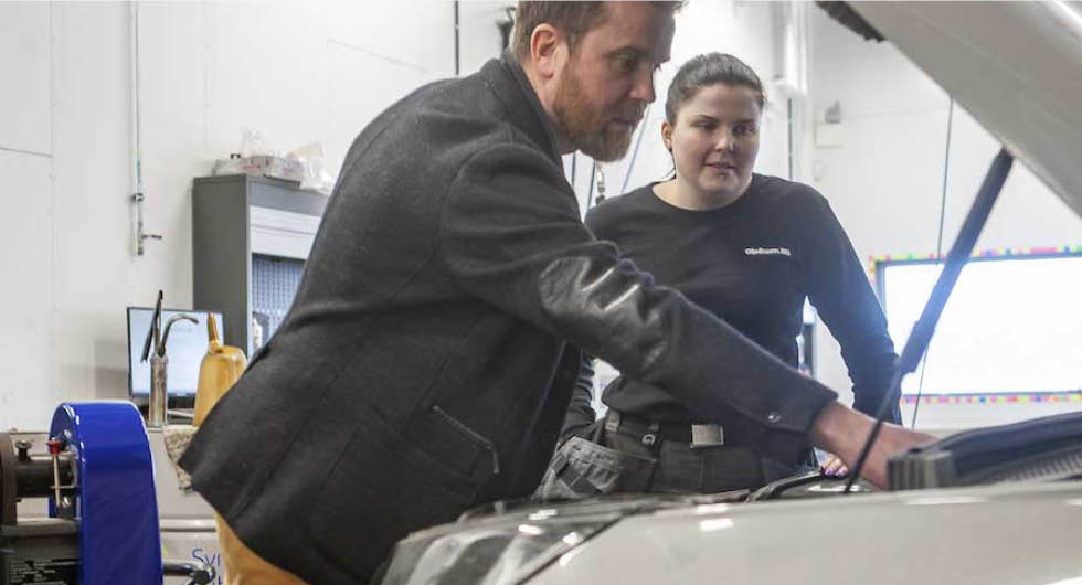 Ida Mårtensson och Morten Sjursen går igenom en Skoda hos Olofsson Bils verkstad i Albyberg.