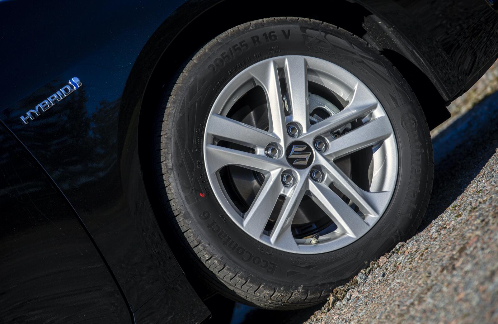 16-tumsfälgar ger lägre förbrukning och lägre skatt jämfört med Corolla som rullar på 17-tummare.