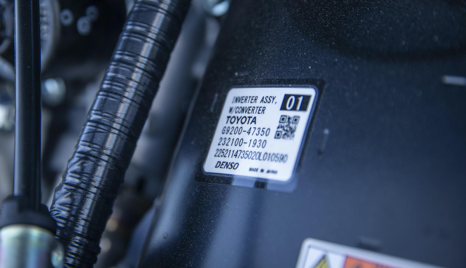 ”Toyota” går att läsa här och var under huven.