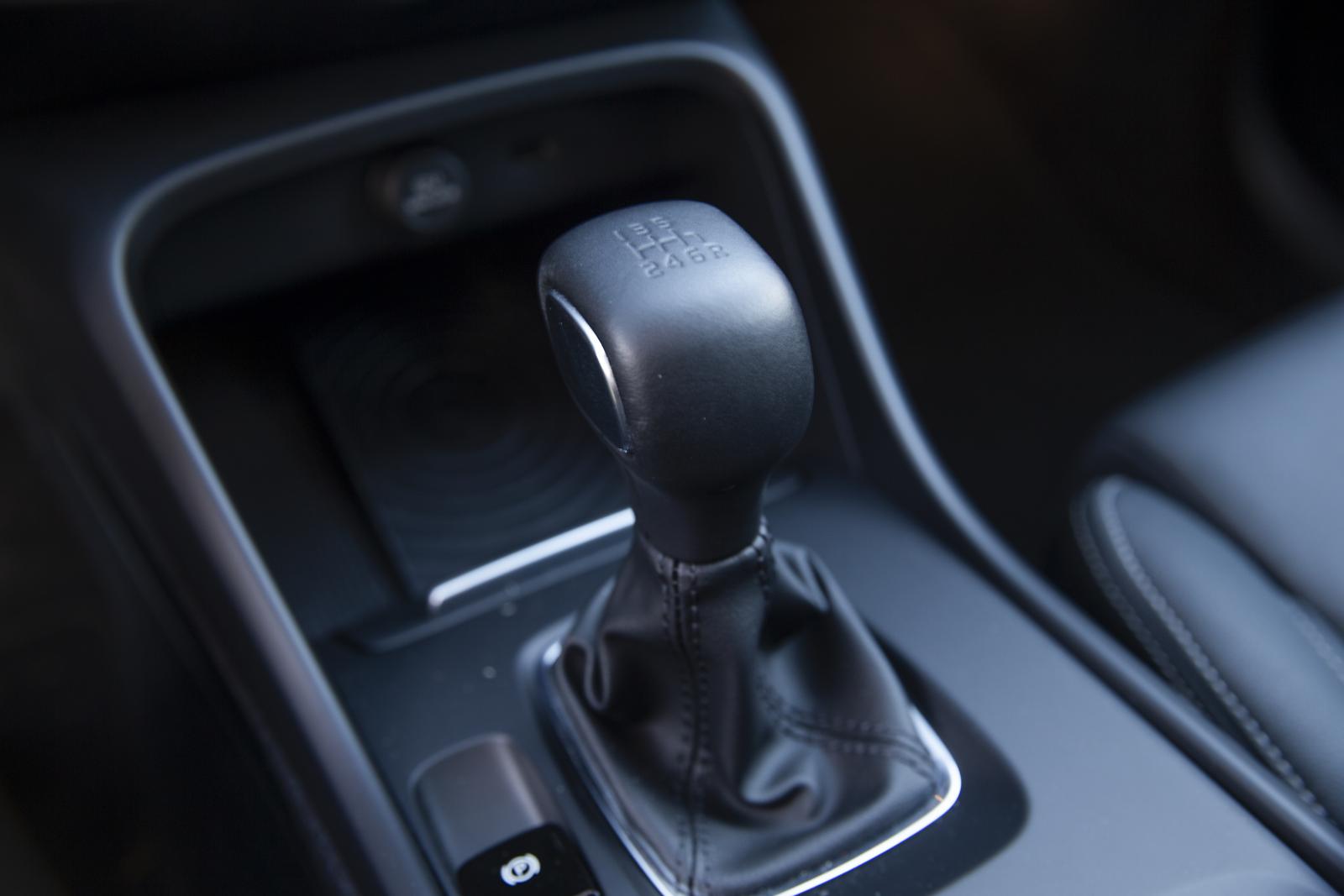 Sista växelspaken i en ny Volvo? Manuell låda säljs bara till XC40, alla andra modeller erbjuds endast med automatlåda.