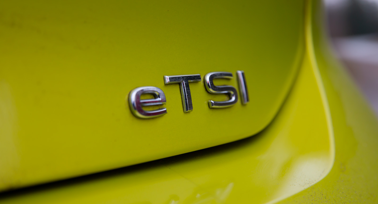 Ett litet ”e” före bensinmotorbeteckningen skvallrar om 48 volts-teknik under skalet.