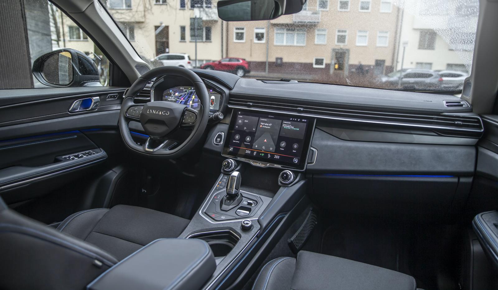 Ratten och flera andra detaljer känns igen från Volvo men helheten har en egen stil. Fysiska reglage kompletterar pekskärmen.