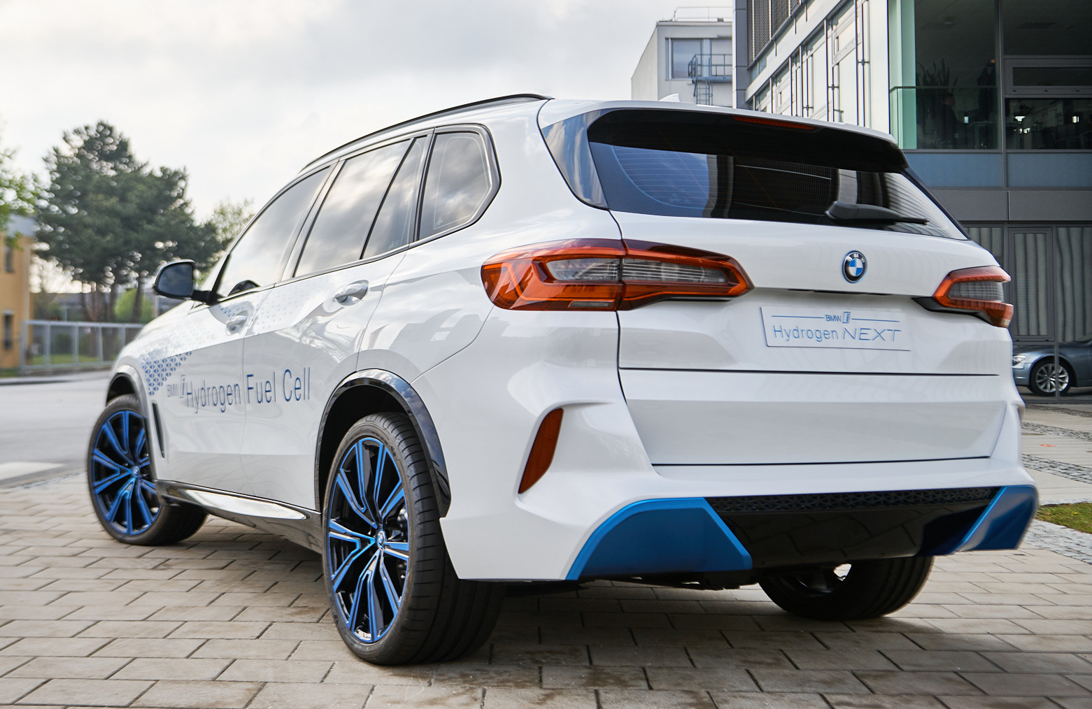 Den vätgasdrivna versionen av BMW X5 ska komma ungefär lika långt som en bensinbil på en tank.