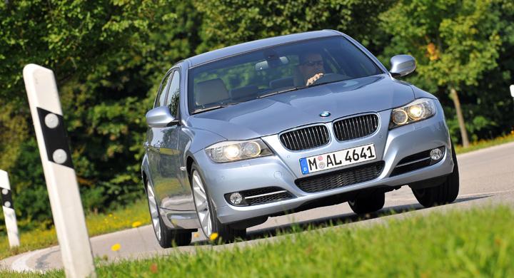 Arga bilister kör BMW