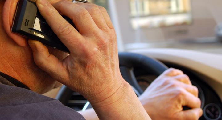 Telefoner distraherar unga förare