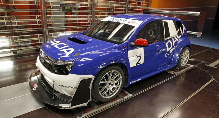 Dacia Duster klättrar i backe