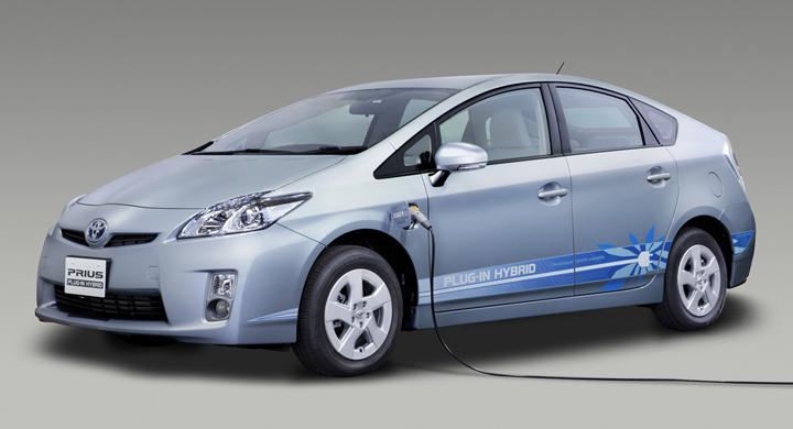 Toyota laddar elbilen utan sladd