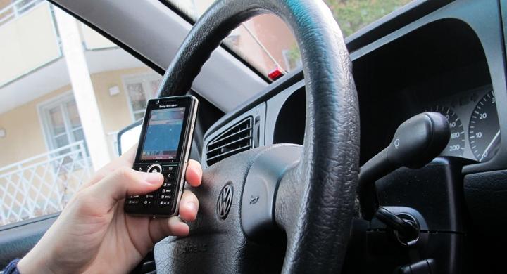 EU kräver förbud mot sms i bilen
