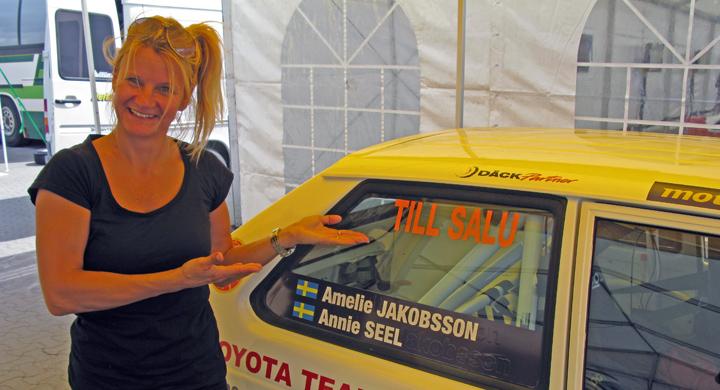 Annie Seel samlar mil i gammal bil