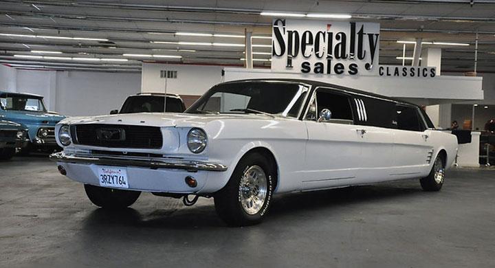 Gammal Mustang som limousine
