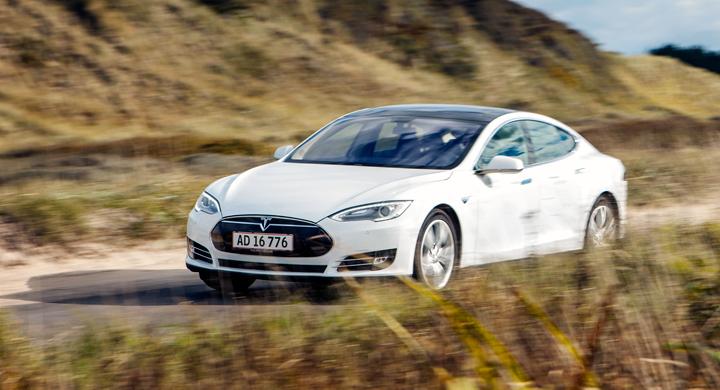 Tesla öppnar tillfällig butik i Täby