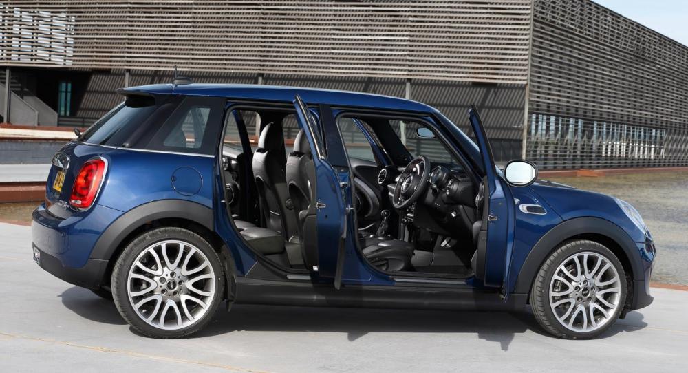 Mini 5 Door är både längre och högre än standardmodellen.