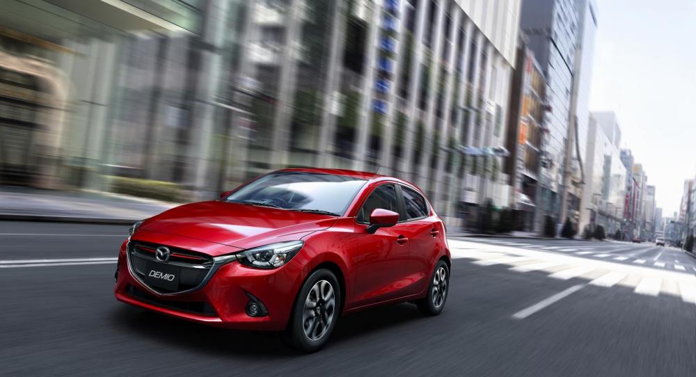 Bilderna föreställer den japanska versionen av nya Mazda2 som i allt väsentligt liknar den modell som snart når den europeiska marknaden.