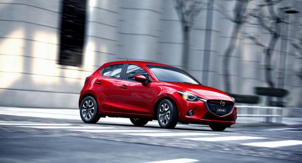 Bilderna föreställer den japanska versionen av nya Mazda2 som i allt väsentligt liknar den modell som snart når den europeiska marknaden.