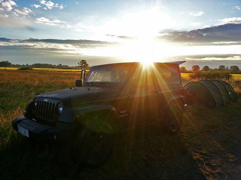 "Jeep Wrangler Sahara 2 dörrars 2012 årsmodel och tält. Vaknade på morgonen i tältet i Skåne med en härlig soluppgång. Skulle upp tidigt för att titta på fåglar."
