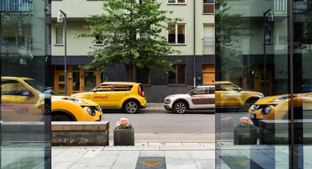 Designbilar och designarkitektur på samma bild. Testbilarna parkerade utanför Sven-Harrys konstmuseum i Stockholm.