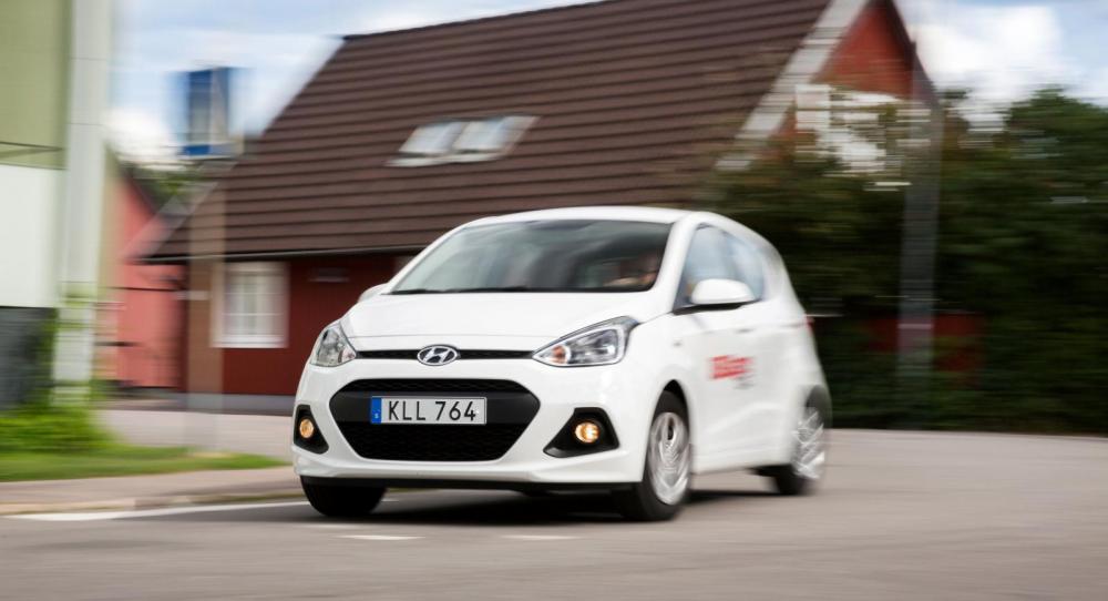 Hyundai i10. Testlaget tog en sväng förbi ett sensomrigt Östhammar.