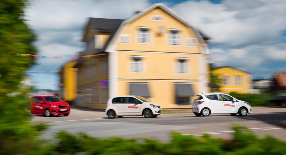 Småbilar i småstad. Testlaget tog en sväng förbi ett sensomrigt Östhammar.