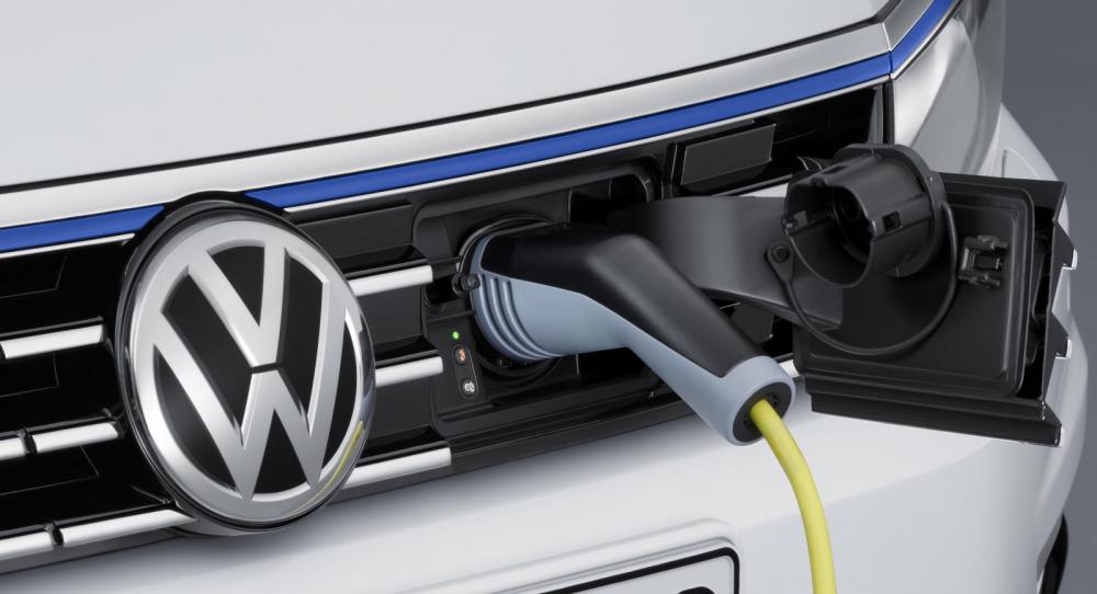 Nya Volkswagen Passat kommer som hybrid. Passat GTE ska gå 50 km på el och ha en toppfart på minst 220 km/tim.