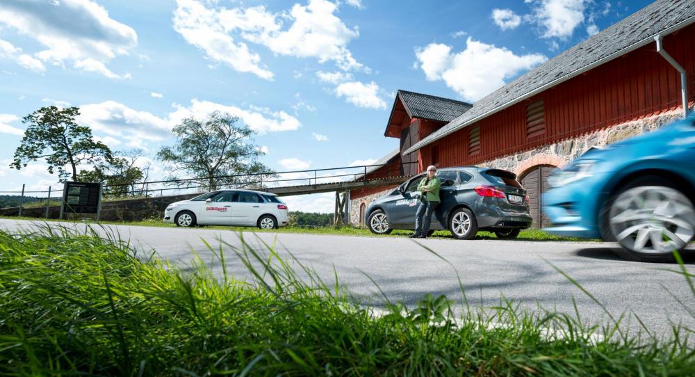 En paus i solen. Citroën, BMW och en av förarna pustar ut efter ett av testets många körpass. Golf Sportsvan, i förgrunden, har ännu inte stannat till.